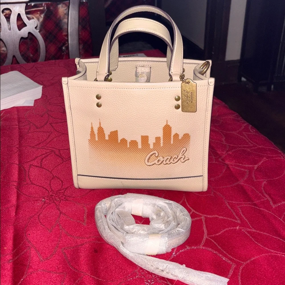 Coach 🆕 JLO Dempsey Tote 22 collectable  New York skyline Jennifer Lopez & Coach